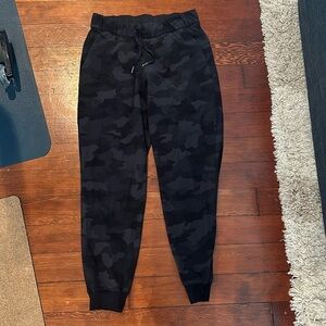 Lululemon army print joggers